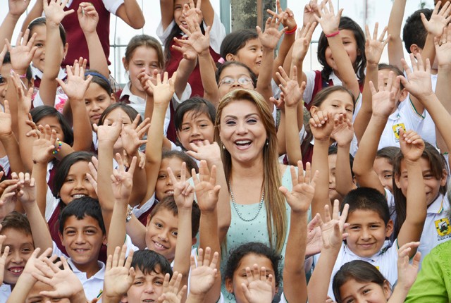 ALCALDESA CON ESTUDIANTES DE LA IE LA FLORIDA