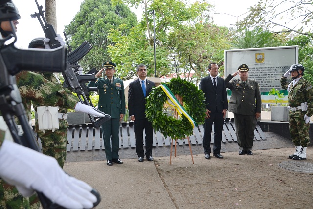 ALCALDE COLOCA OFRENDA FLORAL A LOS FUNDADORES DE ARMENIA 2