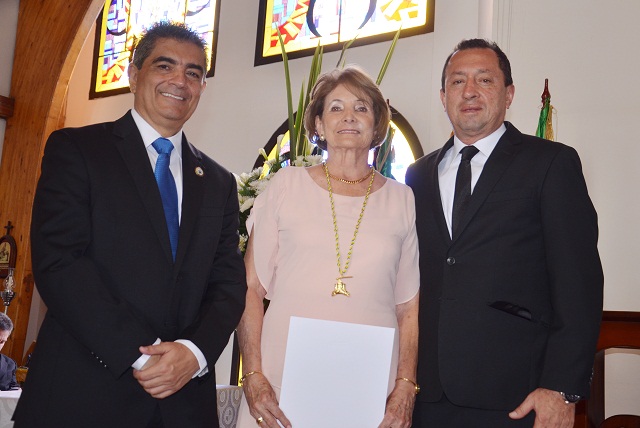 ALCALDE ENTREGA CORDON DE LOS FUNDADORES Y EMBLEMA AMOR ARMENIA 3