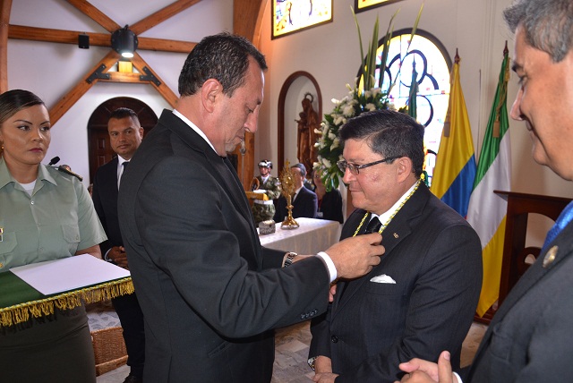 ALCALDE ENTREGA CORDON DE LOS FUNDADORES Y EMBLEMA AMOR ARMENIA 4