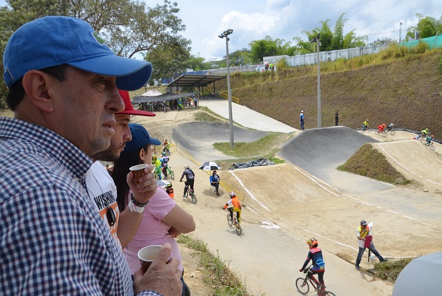 ALCALDE Y GESTORA SOCIAL EN LA PISTA DE BMX 3