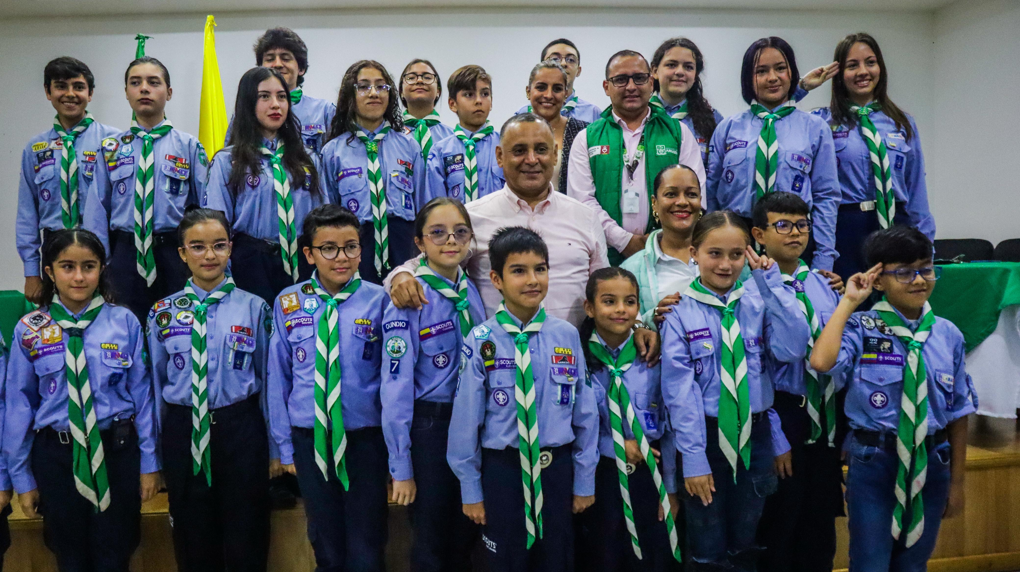 FOTO ALCALDE Y SCOUTS