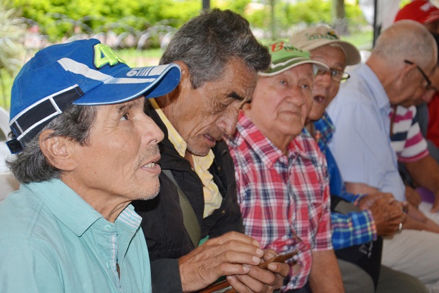 LEANDRO ALCALDE CON LOS ABUELOS EN EL PAGO DE COLOMBIA MAYOR 1