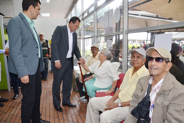 LEANDRO ALCALDE CON LOS ABUELOS EN EL PAGO DE COLOMBIA MAYOR 2