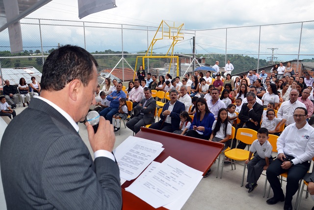 MINISTRA DE EDUCACION EN LA IE GABRIELA MISTRAL 12