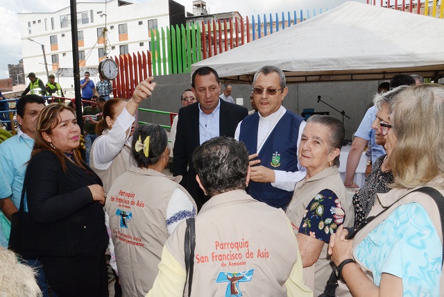 NALLYBY ALCALDE Y MONSEÑOR CALLEJEANDO LA FE C CIAL DEL CAFE Y PLACITA CAMPESINA 1